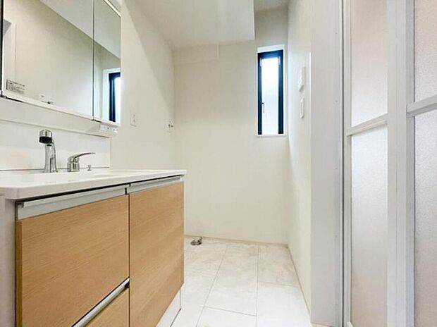 【シャワー付き洗面化粧台】機能性とデザイン性を兼ね備えたシャワー付き洗面化粧台を採用。明るく開放感のある空間で、毎日の手洗いや身支度も快適に行えます。