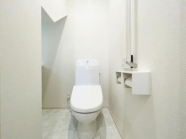 【トイレ】節水型で家計に優しい。小窓付きで換気もスムーズに行えます。