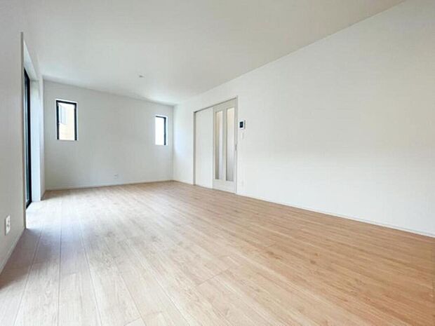 【リビング】お部屋の隅々まで目が届く安心の対面式キッチン。ナチュラルな色調のフローリングが空間を広く見せ、家族が集まるメインルームを明るく清潔感ある印象に仕上げています。