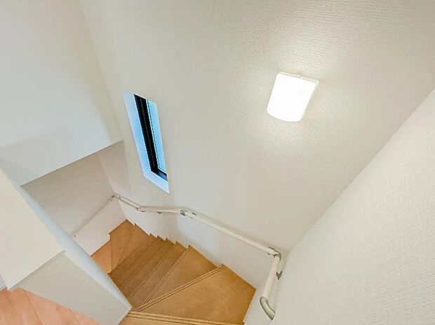 【その他内観】階段は手すりがついているので、歳を重ねたりケガをされた時でも安心です。