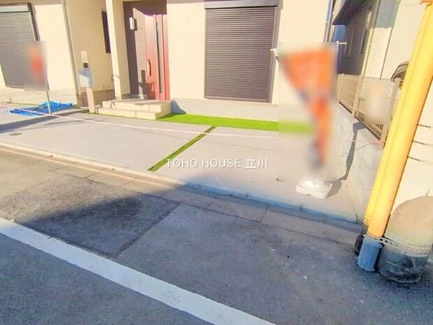 【物件外観:駐車スペース (2025年12月04日撮影)】駐車スペースをしっかり確保した、使い勝手の良い外構設計。