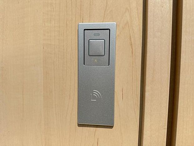 【玄関】スマートキー対応の玄関設備を採用。荷物が多い日でもスムーズに施錠・解錠でき、防犯性と日々の使いやすさを兼ね備えています。