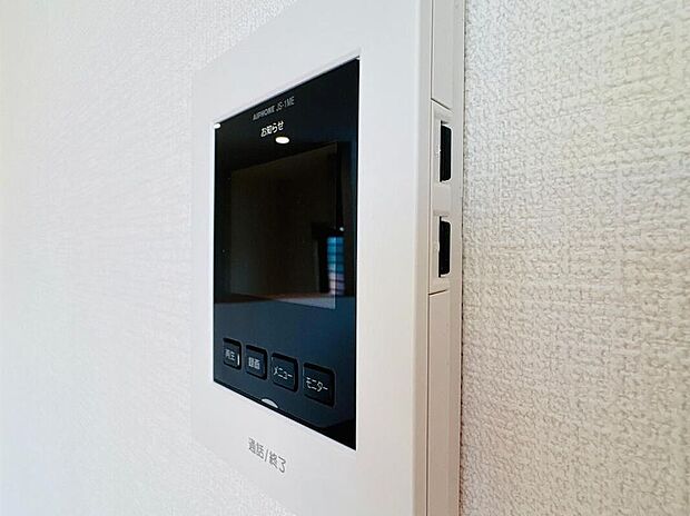 【TVモニター付インターホン】来訪者の顔をしっかり確認できるTVドアホン!防犯面でも安心の設備です。