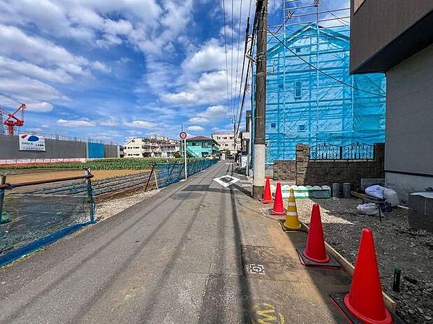 【前面道路含む現地写真】周辺は高い建物がないため陽当りを遮るものがなく、心地よい風と光が通り抜けます。