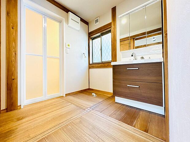 【洗面台・洗面所】収納力抜群の三面鏡洗面化粧台！ウッディなデザインが自然素材の家にマッチ。毎日の身支度も快適です。