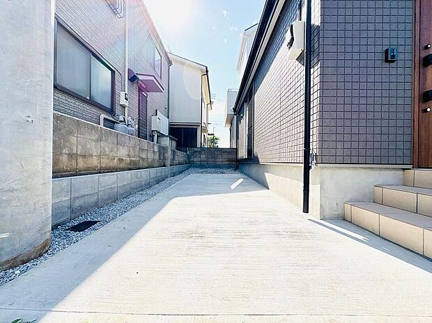 【駐車場】カースペース1台分を完備！前面道路からの車の出し入れもスムーズに行える、ゆとりある駐車スペースです