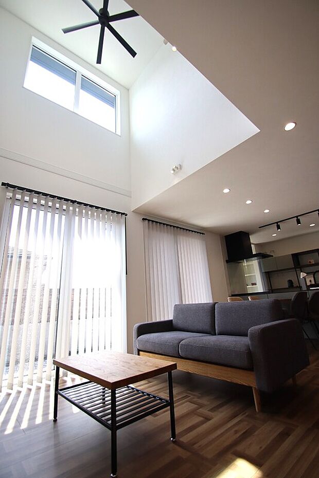 明るく広々としたリビング