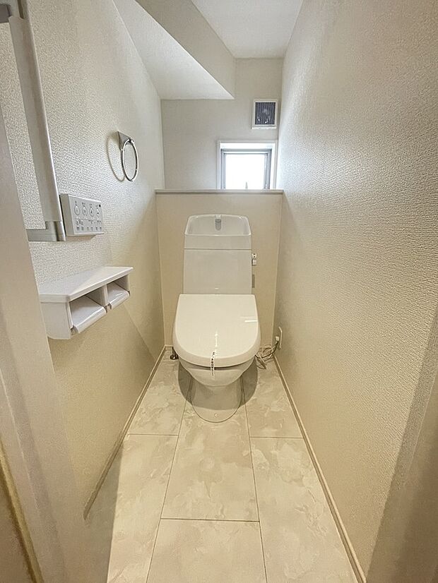 【トイレ】階段下スペースを有効活用した1階トイレ。　
無駄なスペースがなく住空間を広くとっている間取りです。
手摺や収納もあります。1階2階ともに温水洗浄便座付き