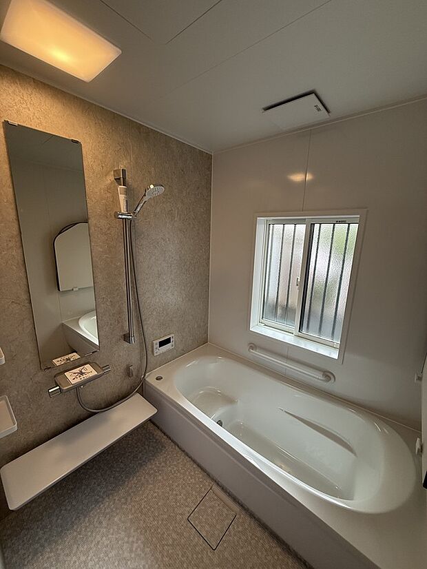 【浴室】半身浴をしたり、お子様が座れるベンチ付きの浴槽です