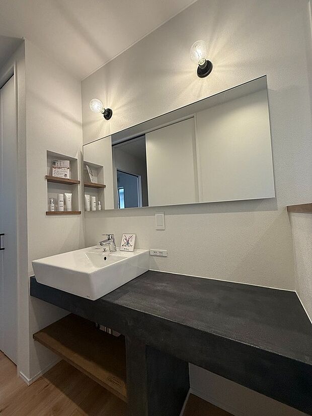 【洗面】大きな鏡がある洗面台　カウンターは広く込み合う朝も安心です