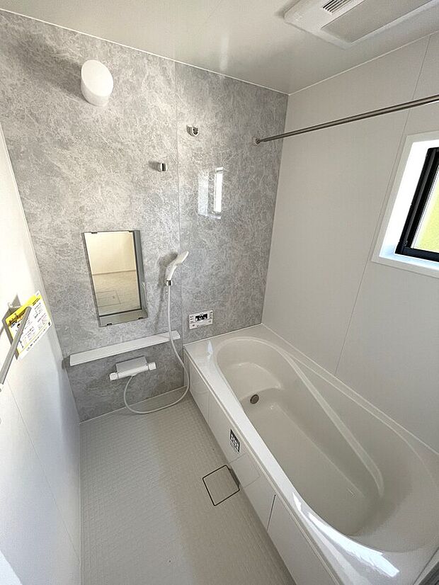 【バスルーム　同社施工例写真】足を伸ばしてゆったりと入れるバスルーム　浴室乾燥機付きでお洗濯ものも安心♪