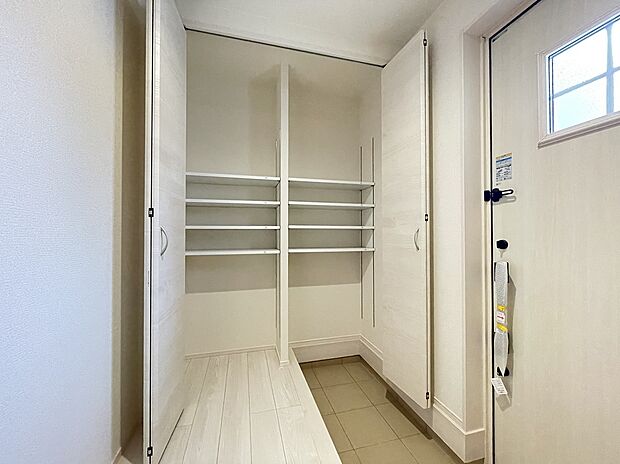 【玄関　】同社施工例写真　色・仕様は変更になる場合がございます。