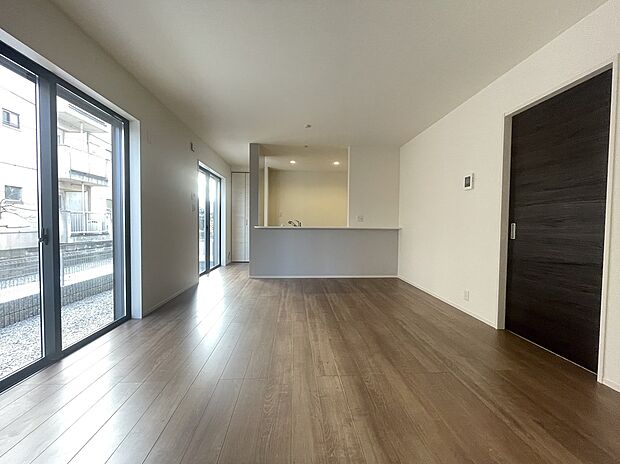 【リビング　同社施工例写真】リビングが見渡せるカウンターキッチン