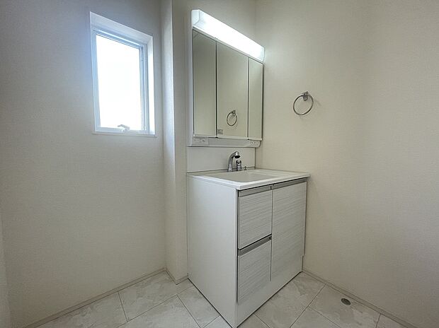 【洗面 同社施工例写真】ミラー扉の内側がすべて収納スペースになっています。