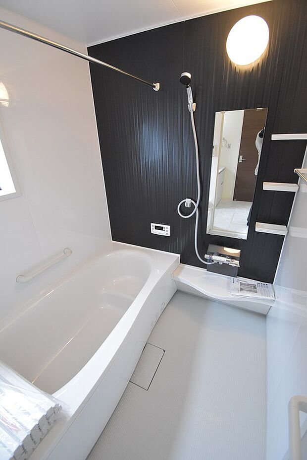 【浴室】浴室乾燥機付きでお天気の悪い日のお洗濯ものも安心
足を伸ばしてゆったりと入れる浴槽です
エコベンチを採用して半身浴が楽しめます。お湯の量も節約！
