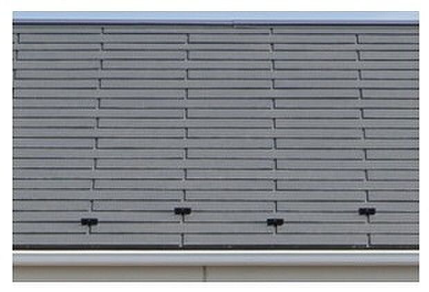 【屋根】屋根材には軽くて火災に強い「カラーベスト」を採用。日本瓦の約1/2という軽さで、地震時の建物への負担や揺れを軽減。原材料にアスベストを使用していない安心の製品です。