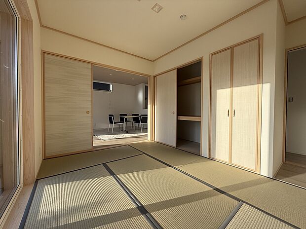 【2号棟和室】リビングからつながる和室は6.5帖！収納も豊富です！リビングを通らず和室に入れるので来客も安心♪