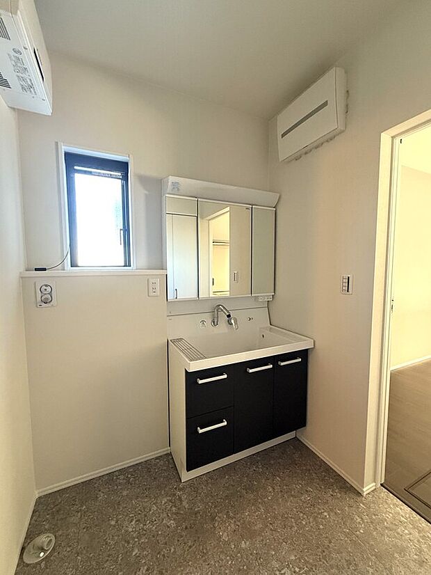 【1号棟洗面】ゆったりとした洗面台　収納も豊富です♪