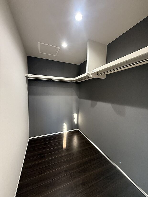 【ウォークインクローゼット】寝室には大容量のウォークインクローゼットがありシーズンオフのものもスッキリ片付きます♪