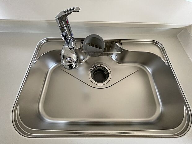 【シンク】傷や汚れが付きにくい全面エンボス加工シンク。水はねの音や食器が当たる音を大幅に軽減する静音仕様です。