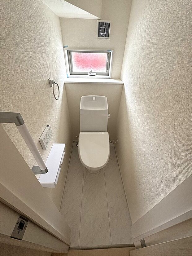 【トイレ 同社施工例写真】1.2階ともに温水洗浄暖房便座付きです♪