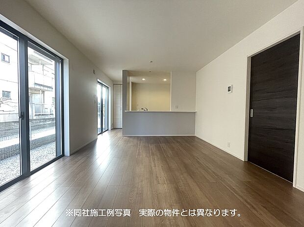 【リビング】同社施工例写真 色・仕様は実際の物件とは異なります。