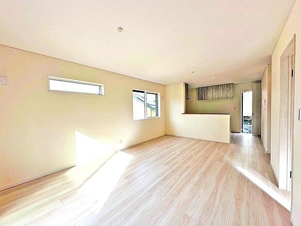 家族の思いを抱きながら、平和であることに感謝したくなる悠久の時。あたかかく感じるのは、陽当りだけではなかった!広く和やかに暮らせる空間と、家族の存在が胸にジーンと響きわたる。