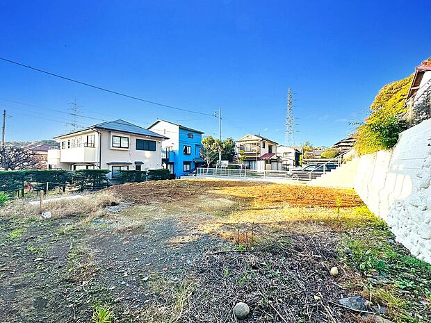 光と風が行わたる開放感あふれる邸宅 春には気持ちの良いそよ風、冬には朝の暖かな光 季節の移り変わりを感じる暮らしを実現