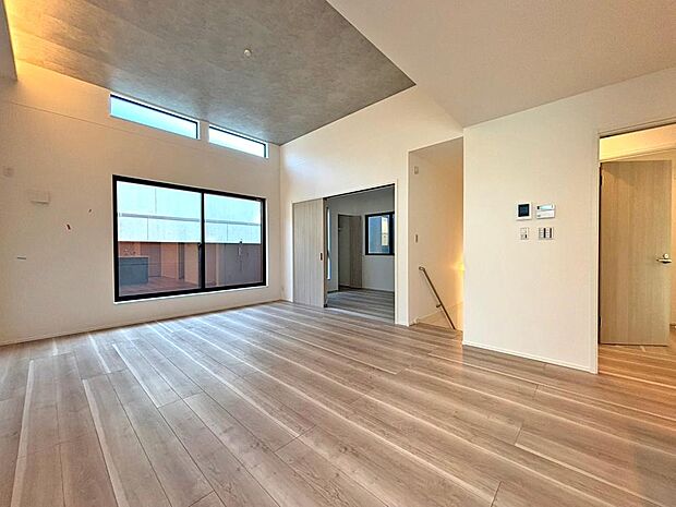 リズミカルな音楽が流れココロ踊るこのときめく空間。マガジンラックに今はまっている雑誌を置き、家事を済ませた後のブレイクタイムの励みに。パントリー収納もあるからまとめ買いで効率UP!