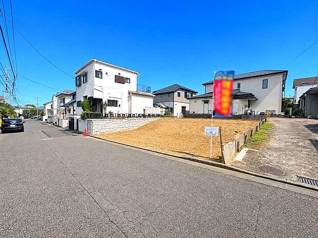 窓枠から切り取られたまるで写真のような澄み切った光景。季節の移り変わりとともに、ゆっくりと愛でる時のありがたみ。