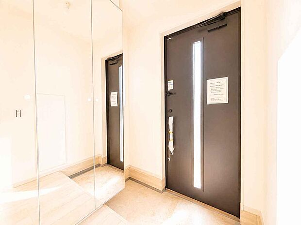 住まう人の帰り、訪れる人を優しく迎える安らぎに満ちた空間　上質感あふれるエントランス