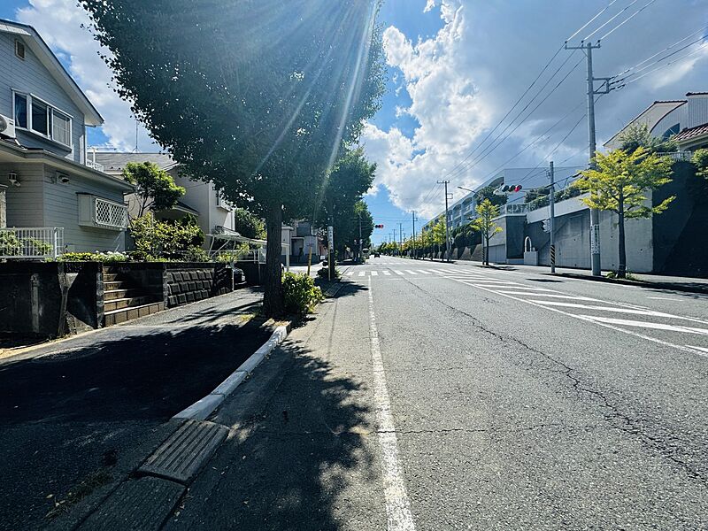 前面道路も広々。