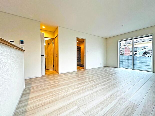 【リビング】白いクロスと窓サッシにナチュラルな明るめのフローリングでコーディネートしました!どんな家具にも映える飽きのこない仕様です!