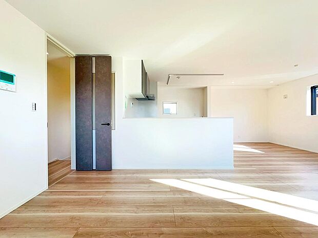 【リビング】窓をあけるとすがすがしい空気が肌をひきしめる朝。鳥たちのさえずりが「おはよう」のあいさつに聞こえる。大好きなオムライスとコーヒーの香りにゆっくりと笑顔に変わっていく時間。