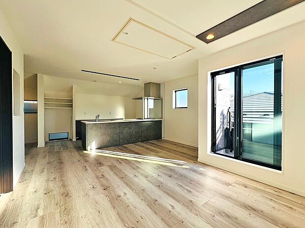 【リビング】リズミカルな音楽が流れココロ踊るこのときめく空間。これまで何気なく感じていた家族の生活導線も美しく感じる瞬間 ここは我が家の”お城”なんだと幸せに包まれる。