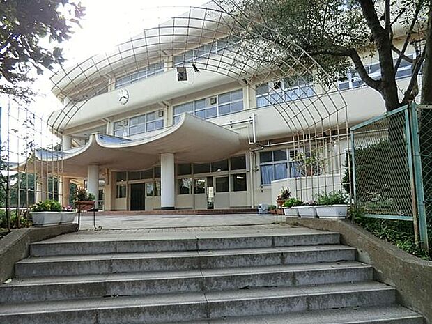 横浜市立上の宮中学校(約1,100m)