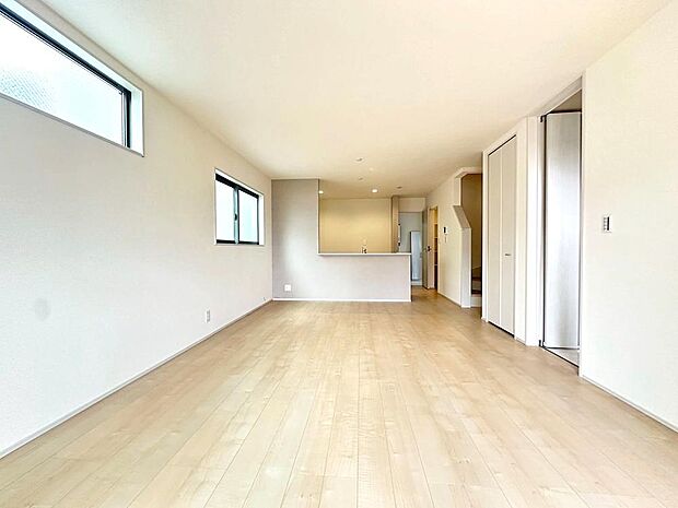 【リビング】☆☆家族の会話や笑顔が行き交うリビング☆☆ リビングで子供を走り回らせたい♪大きなソファやダイニングテーブルでゆったり食事をしたりくつろぎたい♪そんな夢が叶えられる空間です♪