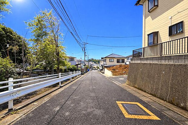 【前面道路含む現地写真】☆☆風通しの良い住宅地☆☆ ゆとりのある住宅地 部屋の窓を開けるとそこには心地よい風が通りぬけます♪
