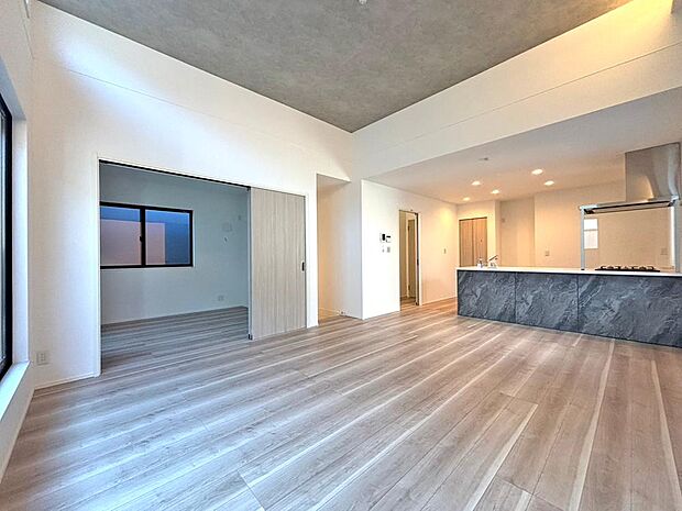 【リビング】窓をあけるとすがすがしい空気が肌をひきしめる朝。鳥たちのさえずりが「おはよう」のあいさつに聞こえる。大好きなオムライスとコーヒーの香りにゆっくりと笑顔に変わっていく時間。