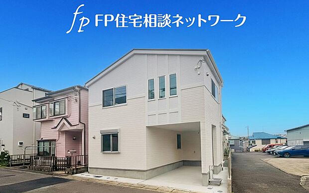 スタイリッシュなフォルムが街並みに映える、現代的デザインの邸宅。シンプルでありながら存在感のある外観が、上質なライフスタイルを演出します。」