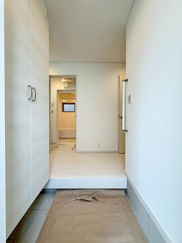 シンプルで上質な玄関は、住まいの第一印象を美しく演出。光と素材感が調和し、帰るたびに心が安らぐ上品なエントランスです。