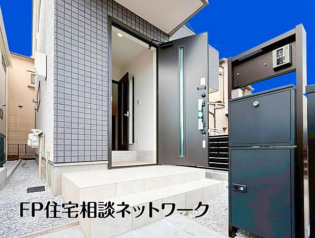 気持ちの良い一日の始まりは笑顔でスタートしたいですよね。玄関ホールがスッキリ広々としていると帰る時も出ていく時も気持ちが良いものです！