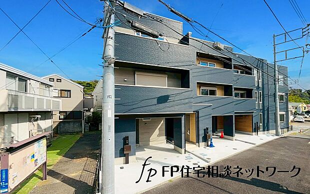 黒を基調に個性を演出。クールな印象の中にあたたかみを感じさせるデザイン。青空を背景に凛と立つスタイリッシュな外観が、住まう人に誇りを与えてくれます。