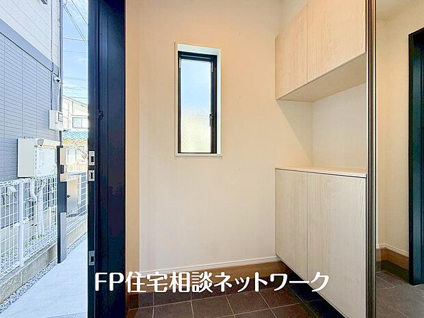 気持ちの良い一日の始まりは笑顔でスタートしたいですよね。玄関ホールがスッキリ広々としていると帰る時も出ていく時も気持ちが良いものです!