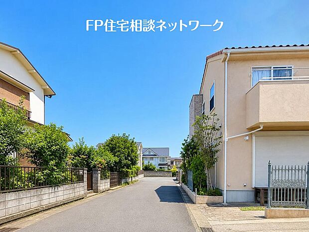 閑静な車通りの車通りの少ない道路。お車の出し入れが苦手なママや小さなお子様にも安心ですね。しっかり舗装もされているので、ベビーカーや自転車で通っても快適に通行できます。