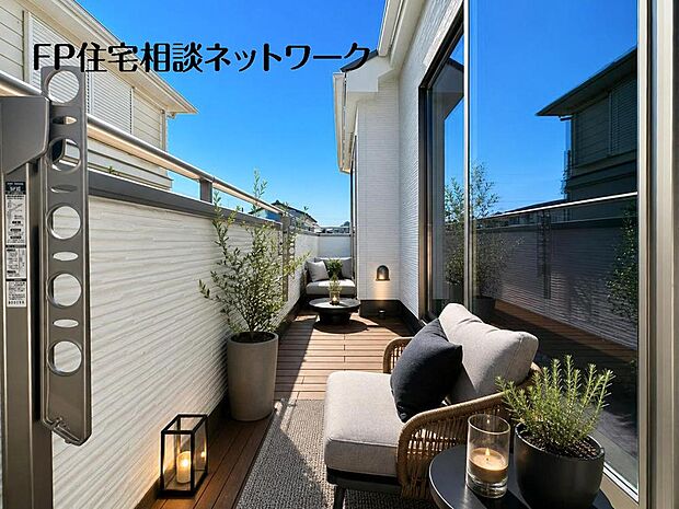 開放的なバルコニーは太陽の温かな温もりをめいっぱい受け止めてくれます。太陽の光と爽やかな風を受けたお洗濯物はあっという間に乾き、取りこむ時には太陽の匂いを感じられそうですね。