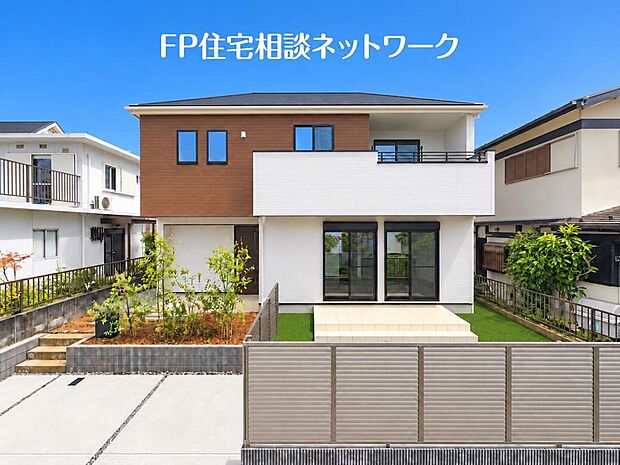 やわらかな陽光と心地よい風に恵まれた現地。駅徒歩圏の利便性を備えながら、穏やかな街並みに調和する、上質な暮らしの舞台です。