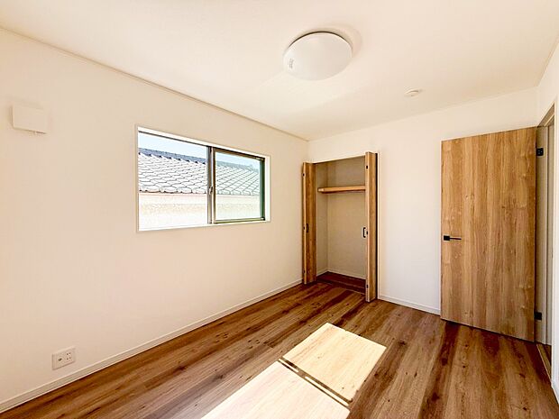 【その他内観】居室には収納クローゼットを完備!普段使いのお洋服や小物はもちろん、季節物のお洋服などもしっかりと整理整頓おしまい頂けます。居室空間をより広く隅々までお使いいただけますね。