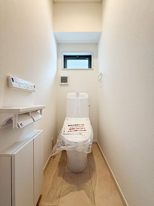 【その他内観】洗浄機能付き便座を標準装備。冬の寒い時期には暖房機能も活躍。快適にご利用いただけます。また、ペーパーホルダーの下の収納にはトイレットペーパーなど効率的に収納できます。