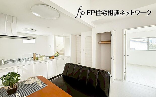 【リビング】木のぬくもりと白壁のコントラストが美しい、洗練されたリビング。上質な素材感とやさしい光が日常を豊かに彩ります。